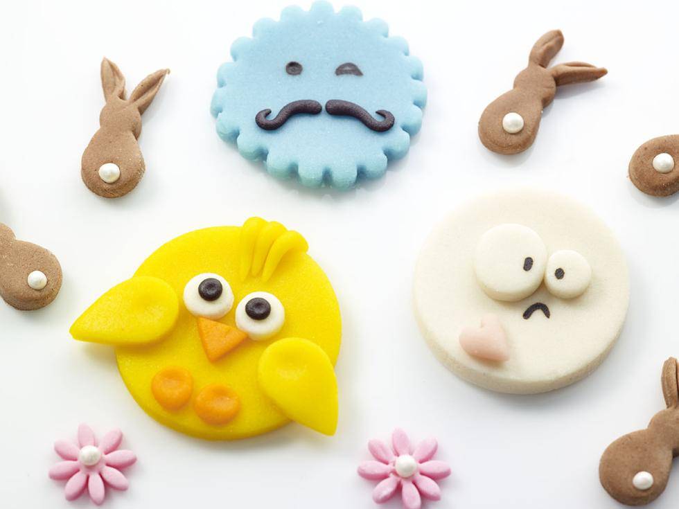 How to color sugar paste icing?